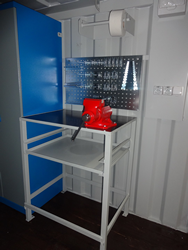 Werkstattcontainer mit Werkbank und Schraubstock